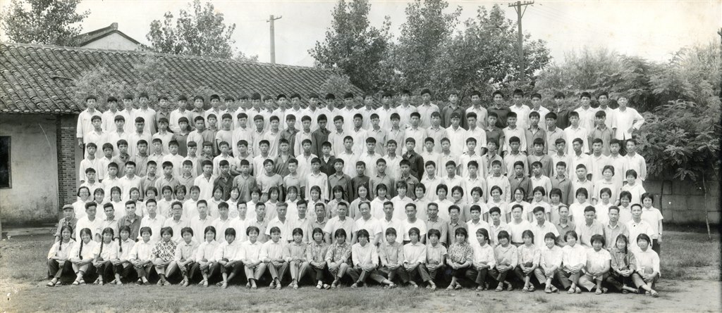 1974届高中毕业师生合影.jpg