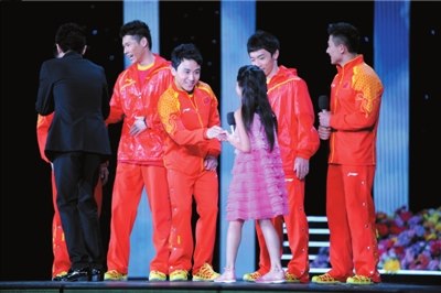     中国体操男团对于“和谐美”的诠释赢得孩子们的热烈掌声，小班长也激动地与帅哥们握手。
