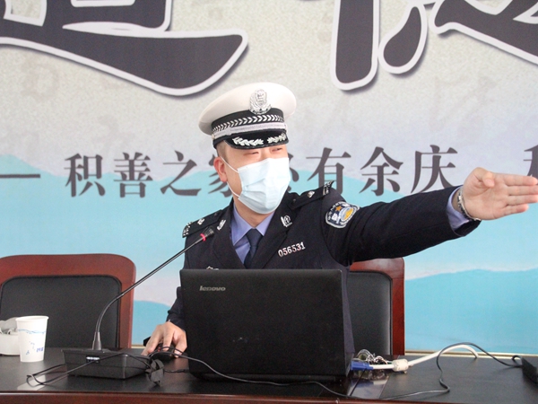 马中特邀湖塘交警中队做交通安全讲座3.jpg
