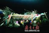 映秀数栋楼房一层入地 多名老师搂着学生被埋