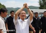 温家宝赴重灾区看望灾民 收到谢恩纸条(组图)