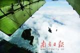 首批空降伞兵系从8000米高空穿越浓云着陆