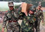 图文：成都军区某部官兵在四川平武县运输物资