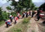 图文：甘南藏族村民领取救灾物资后返家