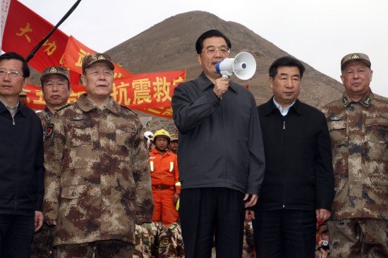 胡锦涛察看玉树灾区保证政府会助灾民建好家园