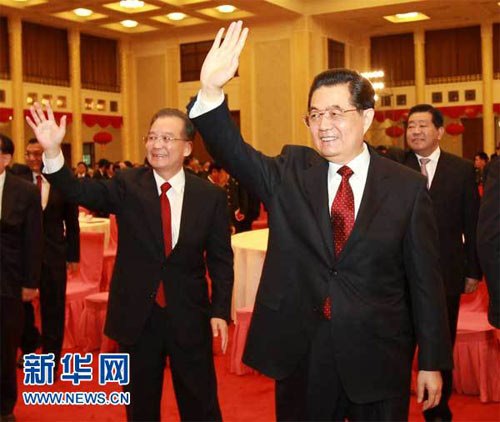2月1日，中共中央、国务院在北京人民大会堂举行2011年春节团拜会。党和国家领导人胡锦涛、吴邦国、温家宝、贾庆林、李长春、习近平、李克强、贺国强、周永康等同首都各界人士4000多人欢聚一堂，共庆新春佳节。这是中共中央总书记、国家主席、中央军委主席胡锦涛等向各界人士祝福新春。新华社记者刘卫兵摄
