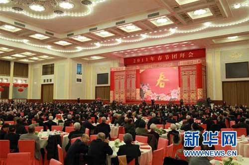 2月1日，中共中央、国务院在北京人民大会堂举行2011年春节团拜会。党和国家领导人胡锦涛、吴邦国、温家宝、贾庆林、李长春、习近平、李克强、贺国强、周永康等同首都各界人士4000多人欢聚一堂，共庆新春佳节。新华社记者刘卫兵摄
