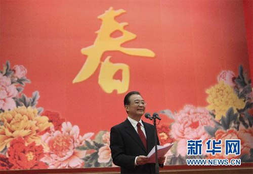  2月1日，中共中央、国务院在北京人民大会堂举行2011年春节团拜会。这是中共中央政治局常委、国务院总理温家宝在团拜会上讲话。新华社记者 兰红光 摄