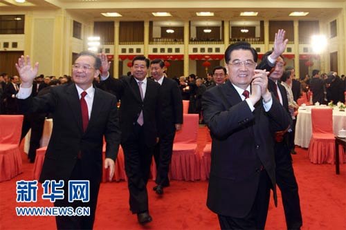 2月1日，中共中央、国务院在北京人民大会堂举行2011年春节团拜会。党和国家领导人胡锦涛、吴邦国、温家宝、贾庆林、李长春、习近平、李克强、贺国强、周永康等同首都各界人士4000多人欢聚一堂，共庆新春佳节。这是中共中央总书记、国家主席、中央军委主席胡锦涛等向各界人士祝福新春。新华社记者 兰红光 摄