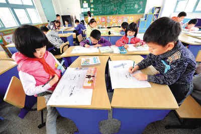4月11日，实行小班化教育的小营小学一年级学生在做试卷