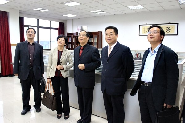 04谢建伟校长陪同章美娟书记、莫彭龄教授、王建军教授、潘金林教授等参观成语文化工作室.jpg