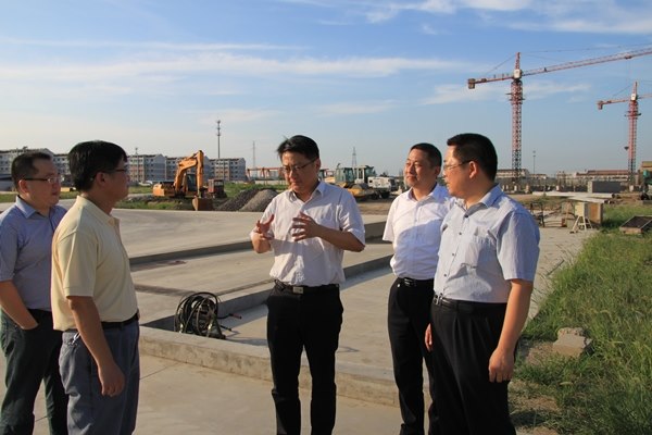 IMG周斌视察工地.jpg