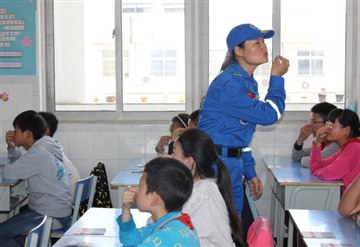 公益活动“快乐大篷车”走进林…