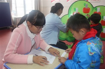 林南小学开展一年级拼音过关测…