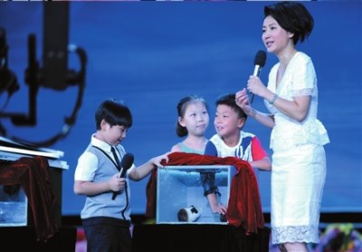     小仓鼠被放在盒子里，在实践环节，王小丫带领同学们玩“摸一摸，猜动物”的游戏。
