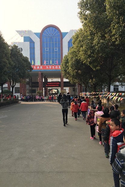 走进校园.jpg