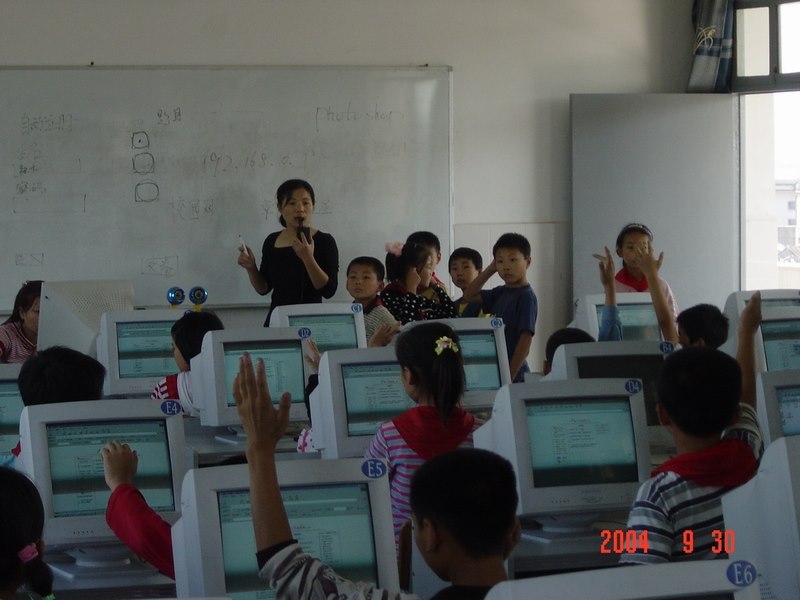 总辅导员在讲解使用方法