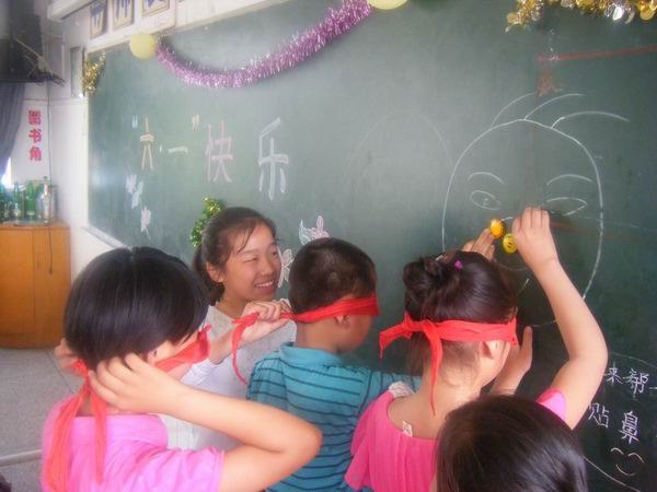 喂，你把鼻子贴到眼睛上去了！