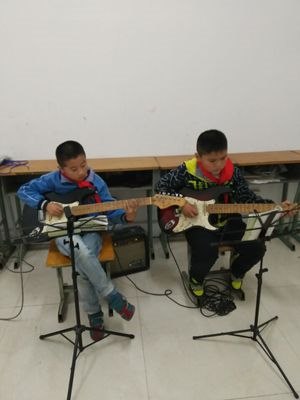 电吉他小学员_副本.jpg