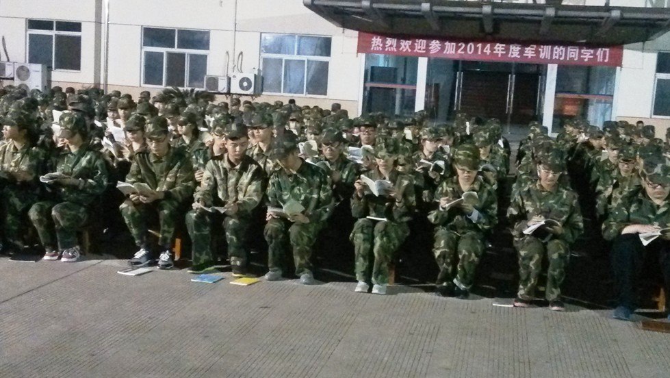 夜灯下的学习真是专注，回学校也能这样吗