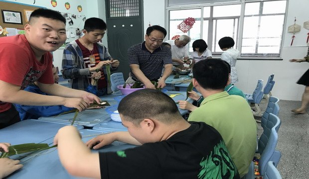 包粽子.JPG
