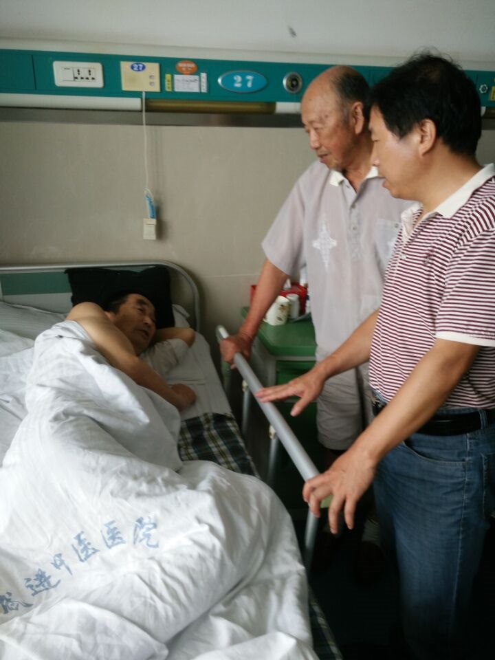 徐华新看望宣洪全.jpg