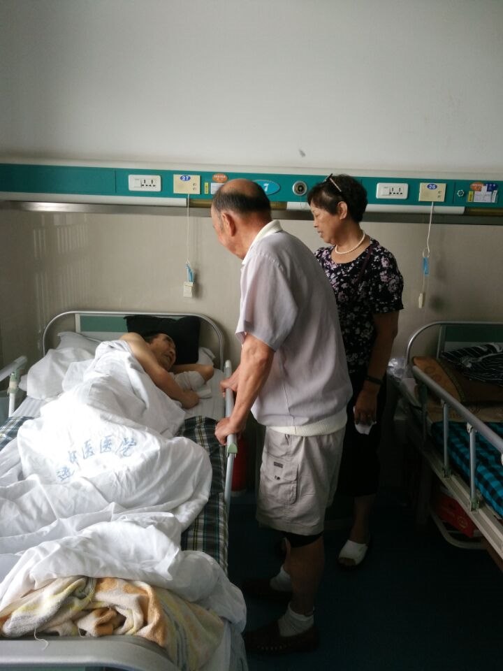 王继红看望宣洪全.jpg