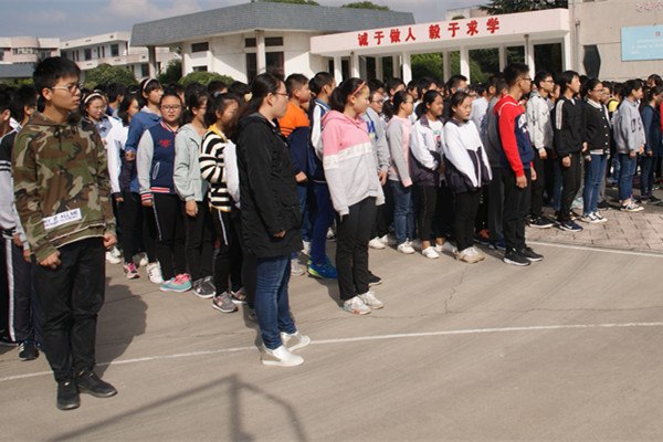 全体学生认真听讲.jpg 全体学生认真听讲.jpg