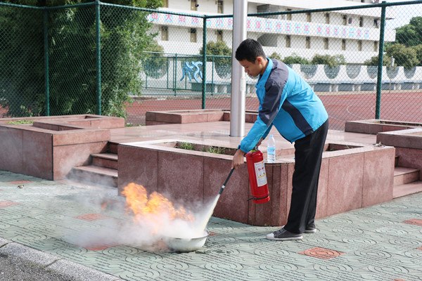 学生灭火演练.jpg 学生灭火演练.jpg