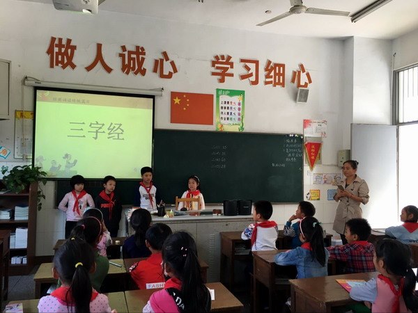 3、10月25日，张勤仙老师在上读书指导课.jpg