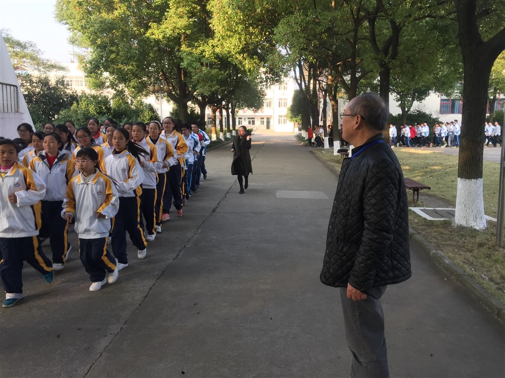 督学检查初二学生跑操.JPG