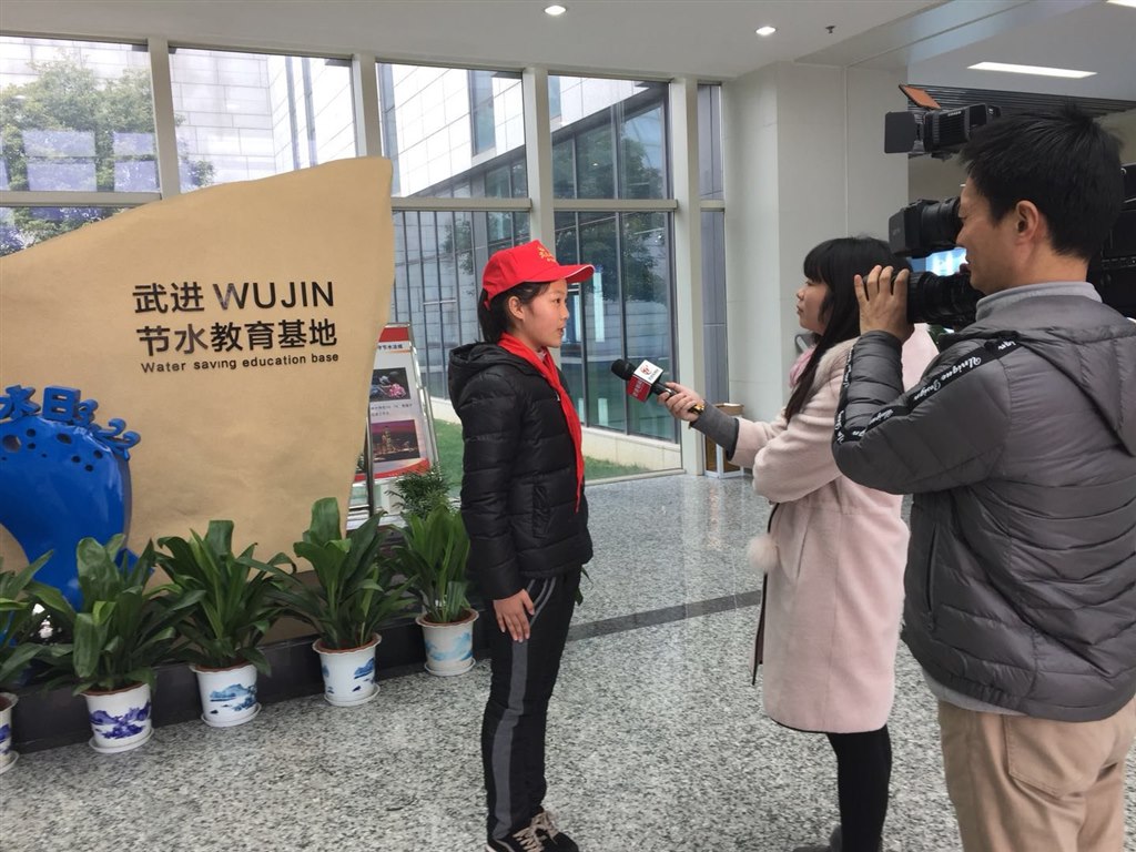 01门口合影 (2).jpg