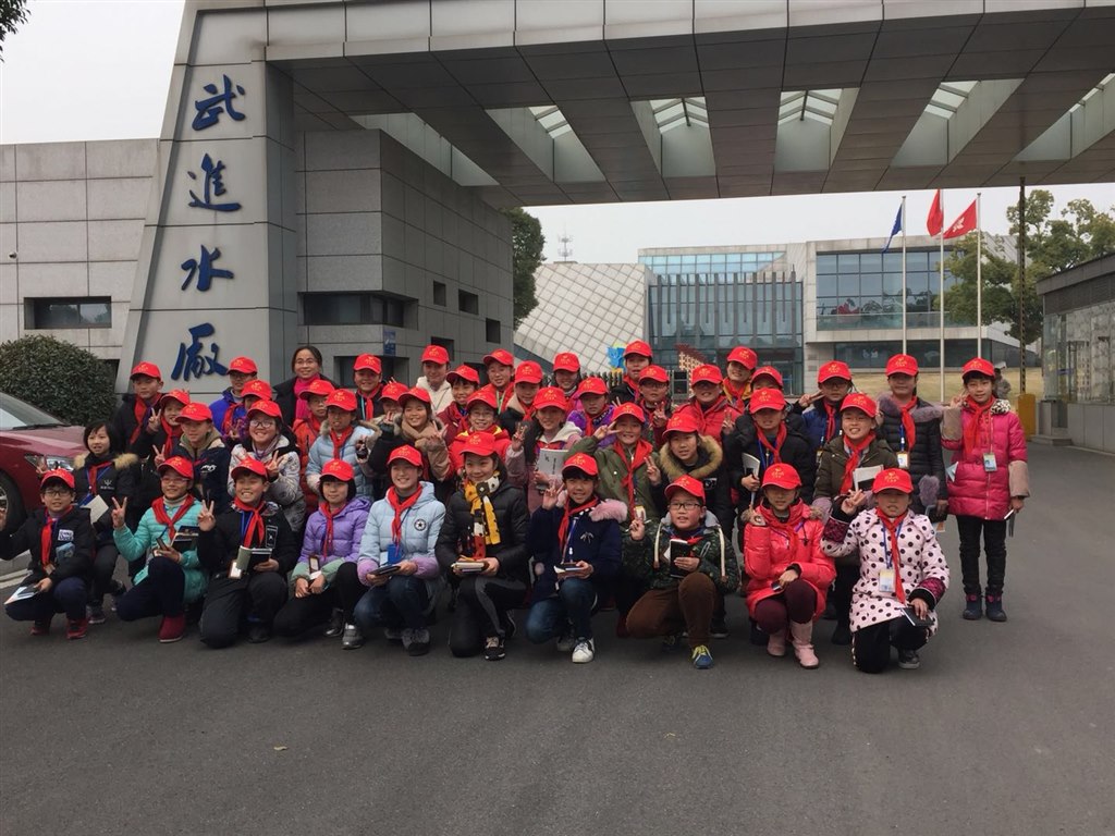 01门口合影 (1).jpg