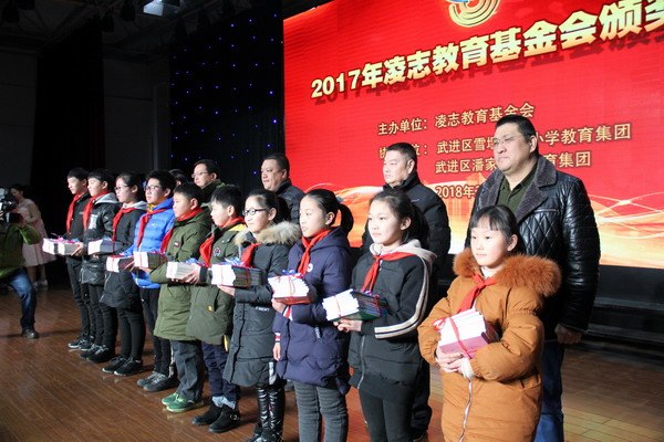 4赠书仪式.JPG 4赠书仪式.JPG