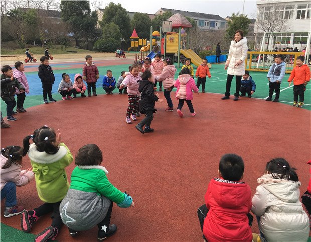 小（3）班 玩转民间游戏——老鹰抓小鸡