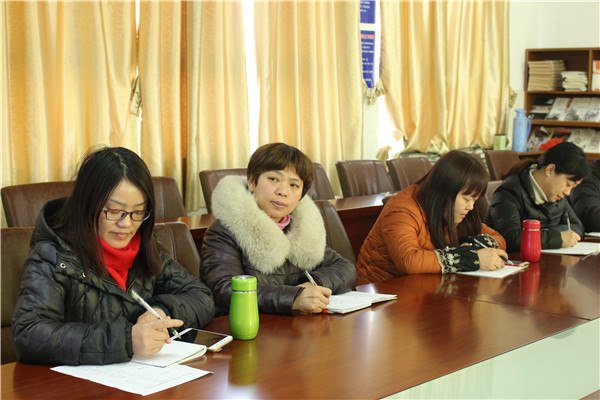 漕桥小学辅导员认真观看视频会议并做好记录.JPG