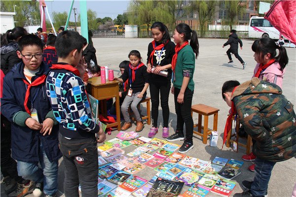 红领巾义卖 (8).jpg