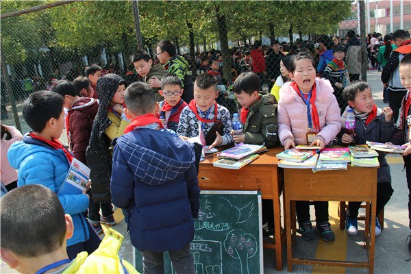 红领巾义卖 (1).jpg