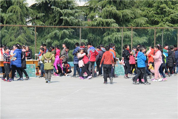 红领巾义卖 (2).jpg