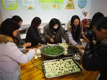 工会活动“巧手包馄饨  快乐共…