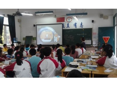 同学们认真观看