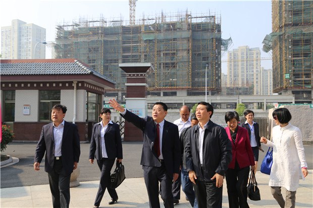 国家民委教科司司长田联刚在省教育厅副巡视员尹伟民、省民委成坚副主任陪同下参观校园