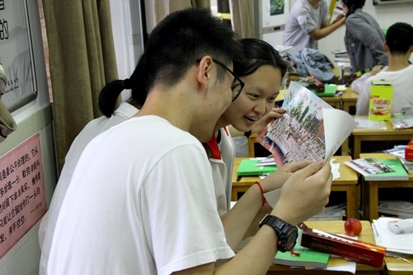 学生看毕业合影.JPG