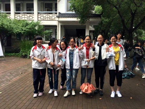 学生考完.jpg