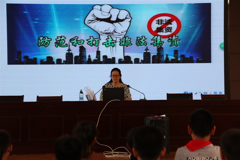 校领导利用大会向学生宣传2.JPG