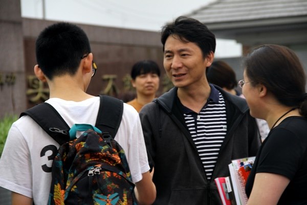 恽雪锋送考生.JPG