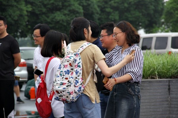 美玲拥抱考生.JPG
