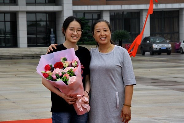 母亲送上鲜花.JPG