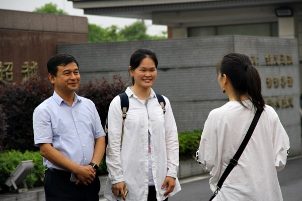 学生和王校长合影.JPG