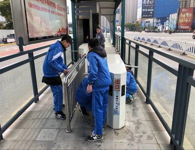 湖中党团员“学雷锋”小组开展清洁公交车站台志愿服务活动6.jpg